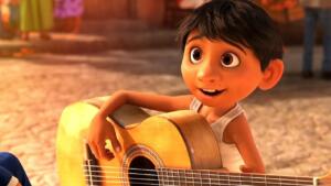 Deček Miguel z kitaro v roki