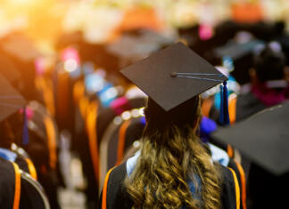 5 stvari, ki jih moraš vedeti kot študent varstvoslovja na Fakulteti za varnostne vede Rear view of the university graduates line up for degree award in the university graduation ceremony. The university graduates are gathering in the university graduation ceremony. Crowd of the graduates. Group of the graduates.