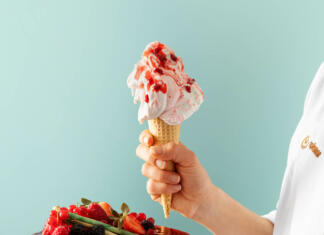 Si že poskusil soft ice in frozen yogurt? sladoled v kornetu in torta na pladnju