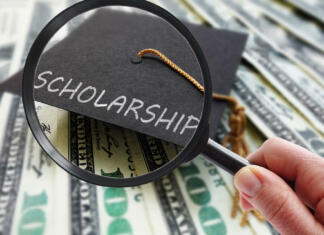 Objavljen razpis za Zoisove štipendije Scholarship graduation cap on money with magnifying glass