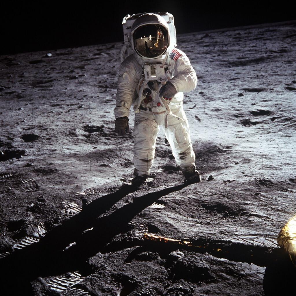 Astronavt v skafandru hodi po Luninem površju