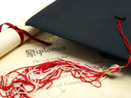 Diploma, na njej je diplomska kapa