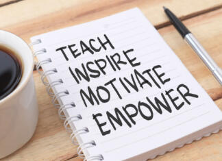 ODPOVEDANO Podjetniški krog – prostor za »minglanje« in nova znanja Tabel z napisi nauči, navdihni, motiviraj, opolnomoči