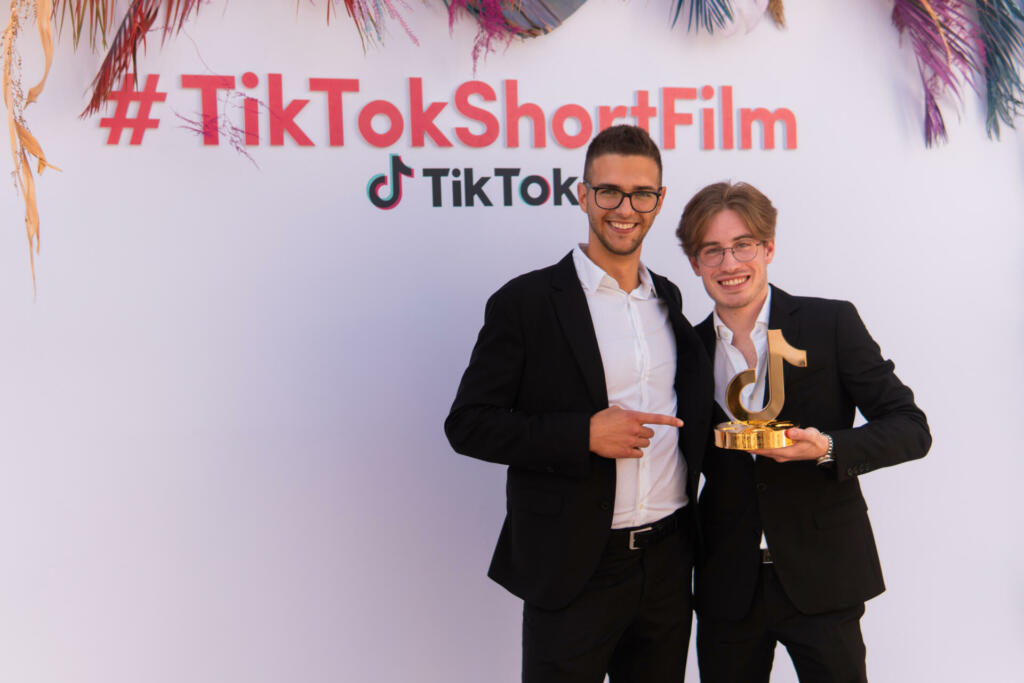 Nik Kranjec in Matej Rimanić z nagradnim kipcem v Cannesu