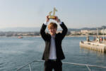 Matej Rimanić z nagradnim kipcem nad glavo v Cannesu