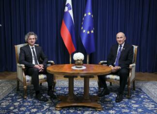 Komentar: Troha zahteva aretacijo Janše in Goloba Janez Janša je delo predsednika vlade prepustil Robertu Golobu