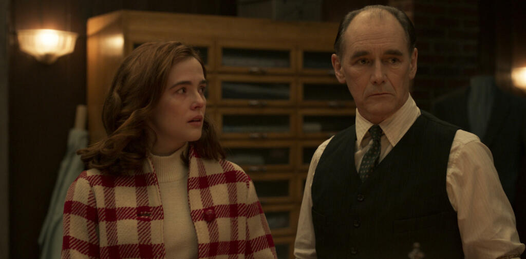 Mark Rylance in Zoey Deutch v filmu The Outfit