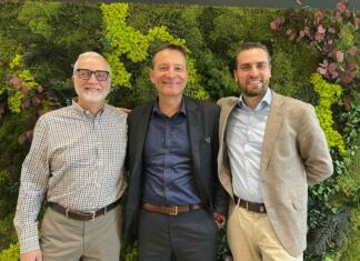 Šole Maple Bear CEE bodo z družbo Vantage Capital vložile 100 milijonov v program za širitev mreže franšiznih šol v srednji in vzhodni Evropi Nasmejani trije moški pred ozadjem iz različnih rastlin