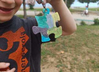 Rekordno število otrok je moralo zapustiti svoj dom Otrok drži obesek za ključe in se smeji