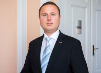 Žan Mahnič od vlade zahteva seznam novo zaposlenih in premeščenih Žan Mahnič na vlado naslovil pobudo o deportaciji migrantov