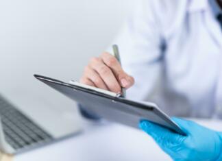 Uvedba e-kartona za rešitev zdravstvene krize Zdravstveni delavec v rokah drži elektronsko tablico