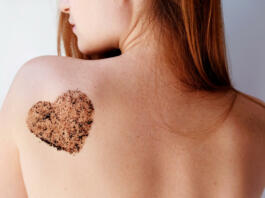 Ženska ima na golem hrbtu narisan srček iz kavnega pilinga