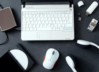 Za kaj naj unovčim digitalni bon? Computer peripherals & laptop accessories. Composition on stone counter