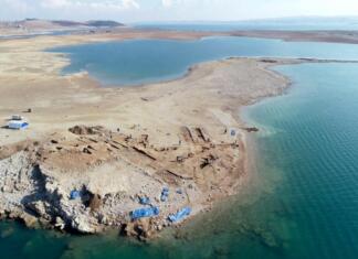 Suša razkrila zgodovinsko mesto na dnu reke Zgodovinsko mesto Kemune na dnu reke Tigris