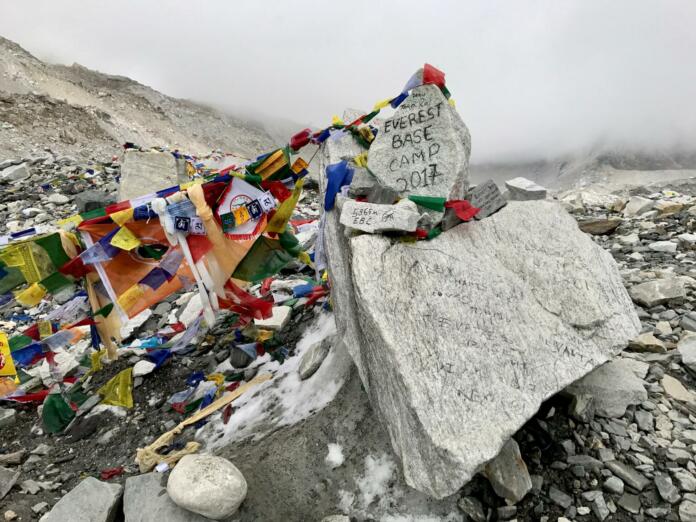 Skala z napisom EVEREST BASE CAMP in pisane molilne zastavice