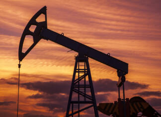 Naftni trg v skrbeh: cene nafte lezejo navzdol, a ne za dolgo Oil and gas industry. Oil pump oil rig energy industrial machine for petroleum in the sunset background, Increase in oil production