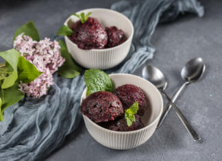 Zakaj je veganski sladoled boljši od klasičnega? Sladoled v skodelici na rustikalni podlagi