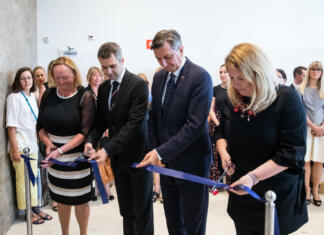 Hiša za otroke v Ljubljani končno odprta Štirje ljudje režejo slavnostni trak