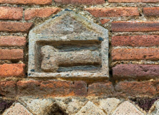 Najden rimljanski penis v Veliki Britaniji je državni zaklad Phallus on the wall pointing to a brothel, Pompeii, Italy. Pompeii is an ancient Roman city died from the eruption of Mount Vesuvius in 79 AD.