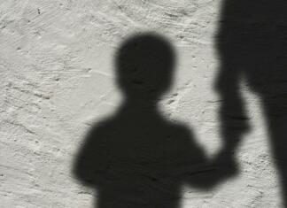 Cerkev odredila študijo o zlorabi otrok Senca otroka in odrasle osebe.