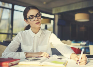 Priložnost za štipendije v vodilnem podjetju premaznih kartonov Študentska sedi za mizo in se uči