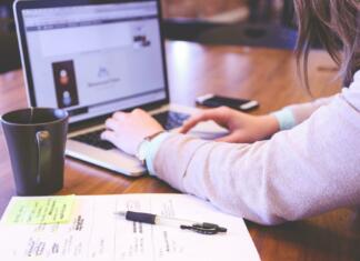 Kakšen prenosnik naj kupim za novo šolsko leto? student, typing, keyboard