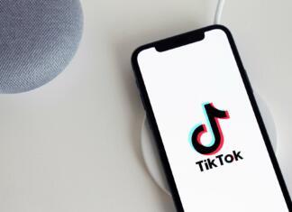 TikTok uspešnice na zgoščenki Telefon z odprto aplikacijo TikTok