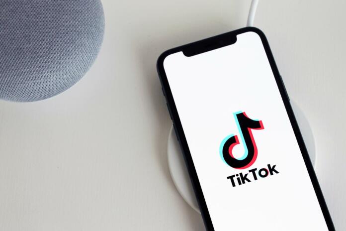 Telefon z odprto aplikacijo TikTok