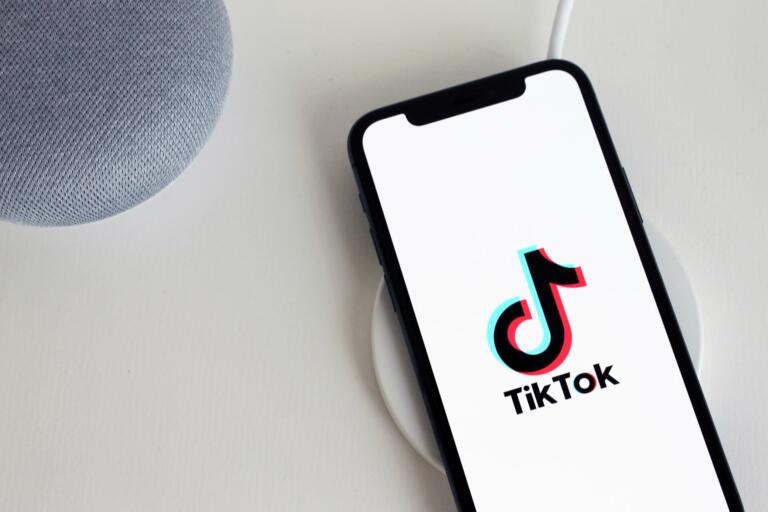 Telefon z odprto aplikacijo TikTok