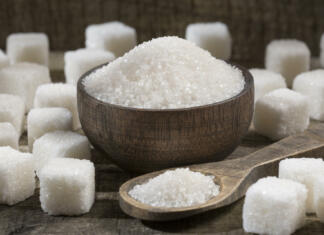 Naravno sladilo brez kalorij? Ne boste verjeli, a obstaja. White refined sugar powder and cubes