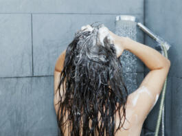 Ženska si umiva lase