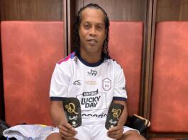 Ronaldinho holding 4kickerz shin guards