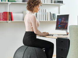 Ženska sedi na Pilates žogi CORBRIDGE