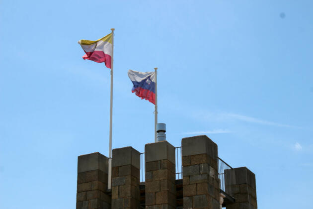 Stolp z dvema zastavama na posesti Santomas