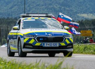 Policija okrepljena v lov za alkoholiziranimi vozniki Policija se je po dolgih letih okrepila z novo tehnologije, ki jim pomaga pri merjenju množine alkohola v izdihanem zraku voznikov. Za slovensko policijo to namreč predstavlja enega najbolj kritičnih in odločilnih meriterv na področju zakonskega meroslovja. Posledično se tako odloča tudi o vpeljavi postopkov zoper voznike prestopnike. Slovenska policija se bo zdaj okrepljena podala na lov za alkoholiziranimi vozniki. Kaj je etilometer? Etilometer je naprava za merjenje alkohola v izdihanem zraku. Kot narekuje Fran, gre za merilnik alkohola v izdihanem zraku. Etilometri, poleg merjenja koncentracije alkohola v vzorcu odvzete krvi omogočajo, da se rezultati meritev lahko z gotovostjo uporabijo v postopkih pred upravnimi in pravosodnimi organi. Bistvena prednost etilometrov v primerjavi z merjenjem koncentracije alkohola v vzorcu odvzete krvi je, da imajo uradne osebe rezultat na voljo takoj - tudi na terenu. Slednje omogoča takojšnje ukrepanje proti vozniku, kar merjenje koncentracije alkohola v vzorcu odvzete krvi ne omogoča. In kako so novi etilometri, ki jih je dobila slovenska policija boljši? Etilometri imajo funkcije preverjanja pravilnosti delovanja naprave pred in po meritvi. Pri vsakem vzorcu omogočajo izris krivulje za boljšo predstavo koncentracije alkohola skozi celotno meritev ter imajo funkcijo zaznave "ustnega alkohola". Vsi ti varnostni mehanizmi služijo dodatni točnosti in zagotavljanju korektnosti meritev ter preprečujejo znan problem indikatorjev alkohola. Indikatorji alkohola namreč nimajo možnosti ugotavljanja t.i. ustnega alkohola, zato lahko pri meritvah prihaja do neverjetno velikih vrednosti v škodo voznikov. Etilometer ima veliko vlogo na področju meroslovja in nadaljnjih glob za prestopnike. Posledice meritev so lahko zelo hude za udeležence v prometu. To so lahko velike globe, izguba pravice do vozniškega dovoljenja in vse do kazenske odgovornosti, ki lahko v določenih primerih pomenijo dolgoletne zaporne kazni. Zato je pomembno, da se množina alkohola v izdihanem zraku pravilno izmeri. S to pridobitvijo se bo policija pridružila vojaški prometni policiji, ki že nekaj časa uporablja etilometre nove generacije.