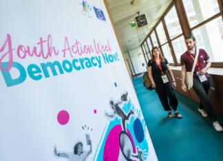 Youth Action Week: Mladi o demokraciji in udejstvovanju Youth Action Week v Strasborugu je gostil tudi Anjo Košir in Larsa Podkrajška