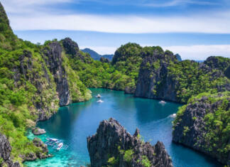 Filipini Aerial view of beautiful lagoon and limestone cliffs in El Nido, Palawan, Philippines.