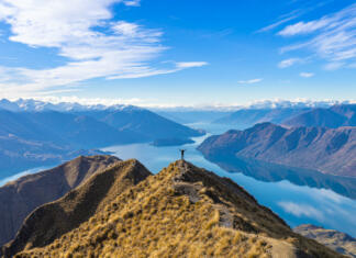 Najugodnejše možnosti potovanj Asian traveler celebrating success at Roy's Peak Lake Wanaka New Zealand