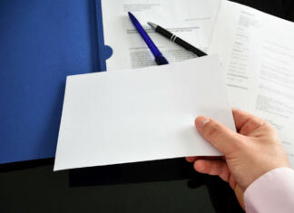 Iskanje službe: motivacijsko pismo in razgovor za delo blank notepad for annotations with application portfolio background