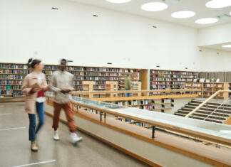 Študenti soglasni pri oblikovanju prenovljenega Zakona o skupnosti študentov Blurred motion of people walking along the corridor in big library