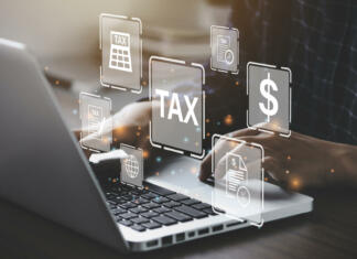 Najbolj iskani poklici Busines using a computer to complete Individual income tax return form online for tax payment. Government, state taxes. Data analysis, paperwork, financial research, report. Calculation tax return.