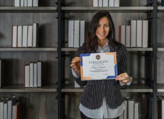 Ni statusa, diplome pa tudi še ne. business portrait of caucasian business woman posing with certificate of appreciation recieved from business performace competition award winning