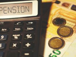 Calculator and euros with the sign Pension