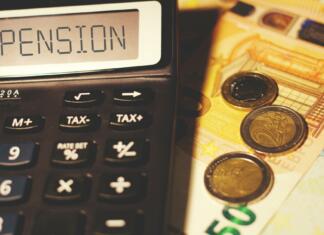 Beleženje pokojninske dobe študentom Calculator and euros with the sign Pension