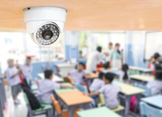 Spremembe, ki se obetajo na področju socialne varnosti študentov CCTV Security monitoring student in classroom at school.Security camera surveillance for watching and protect group of children while studying.