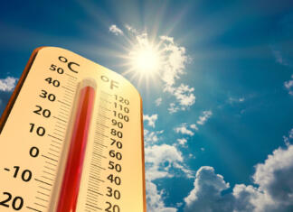 Vroče sonce climate change, low angle view Thermometer on blue sky with sun shining in summer show increase temperature, concept global warming