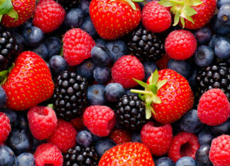 Čudežna moč sadja! Close up / Macro photography of wild berry mix - strawberries, blueberries, blackberries and raspberries