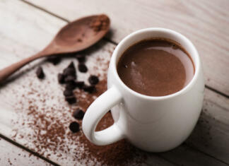 Vroča čokolada closeup hot chocolate in white mug (shallow depth of field)