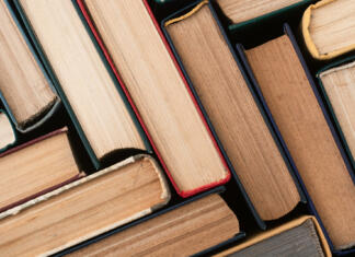 3 namigi za pravilno sedenje Collection of old books in library . Education background