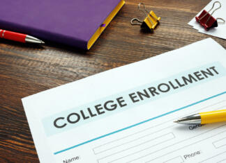 Pojasnilo izračuna točk za vpis na fakulteto College enrollment application on the wooden surface and notepad.